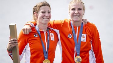 PARIJS - Ymkje Clevering en Veronique Meester tijdens de huldiging van hun gouden medaille na afloop van de finale twee (v) op het olympisch roeitoernooi tijdens de zomerspelen in de Franse hoofdstad. ANP IRIS VAN DEN BROEK