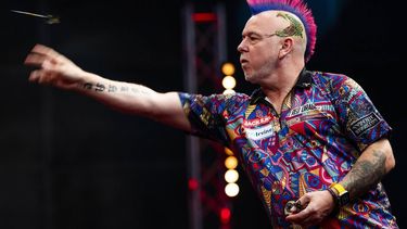 AMSTERDAM - Nathan Aspinall neemt het in de halve finales op tegen Peter Wright tijdens de World Series Finals in Amsterdam. ANP FREEK VAN DEN BERGH