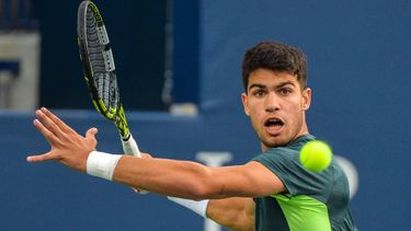 2023-08-11 18:12:59 epa10796039 Carlos Alcaraz of Spain in action against Tommy Paul of the USA during the men's quarter-final match at the at the 2023 National Bank Open tennis tournament in Toronto, Canada, 11 August 2023.  EPA/EDUARDO LIMA