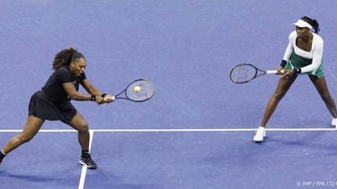 epa10153731 Serena Williams (L) and Venus Williams (R) of the USA in action during their first round women's doubles match against Linda Noskova and Lucie Hradecka of the Czech Republic during the US Open Tennis Championships at the USTA National Tennis Center in in Flushing Meadows, New York, USA, 01 September 2022. The US Open runs from 29 August through 11 September.  EPA/CJ GUNTHER