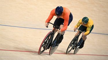 Netherlands' Harrie Lavreysen (L) and Australia's Matthew Richardson compete in the men's track cycling sprint final for gold race 1 of the Paris 2024 Olympic Games at the Saint-Quentin-en-Yvelines National Velodrome in Montigny-le-Bretonneux, south-west of Paris, on August 9, 2024. 
SEBASTIEN BOZON / AFP