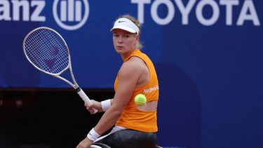 Netherland's Diede De Groot competes during the quarter-finals of the women's wheelchair single's tennis match against China's Luoyao Guo on the Suzanne-Lenglen Court at the Roland-Garros Stadium, during the Paris 2024 Paralympic Games on September 3, 2024. 
ALAIN JOCARD / AFP