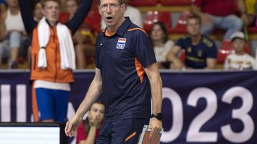 epa10842323 Netherlands head coach Roberto Piazza reacts during the EuroVolley Men 2023 pool C match between North Macedonia and Netherlands in Skopje, North Macedonia, 05 September 2023.  EPA/GEORGI LICOVSKI