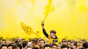 BREDA - Supporters van NAC tijdens de huldiging op de Grote Markt in Breda, na het winnen van de promotiewedstrijd tegen Excelsior. De voetbalclub keert na vijf jaar afwezigheid terug in de Eredivisie. ANP ROB ENGELAAR