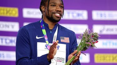 epa11194797 Silver medalist Noah Lyles of the USA during the medal ceremony for the Men's 60m final at the World Athletics Indoor Championships in Glasgow, Britain, 02 March 2024.  EPA/ADAM VAUGHAN