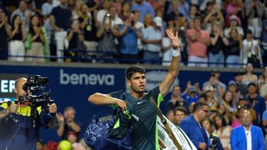 2023-08-11 20:32:09 epa10796056 Carlos Alcaraz of Spain waves to the public after losing the men's quarter-final match against Tommy Paul of the US at the 2023 National Bank Open tennis tournament in Toronto, Canada, 11 August 2023.  EPA/EDUARDO LIMA
