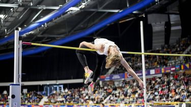 APELDOORN - Douwe Amels tijdens de finale hoogspringen voor mannen op de tweede dag van het NK Indoor atletiek Omnisport Apeldoorn. ANP SANDER KONING