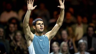ROTTERDAM - Carlos Alcaraz (ESP) na afloop van de wedstrijd tegen Botic van de Zandschulp (NED) op de tweede dag van het ABN AMRO Open tennistoernooi in Ahoy. ANP SANDER KONING