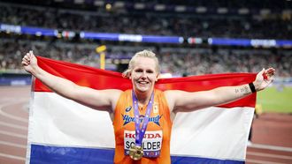 TOKIO - Jessica Schilder met haar gouden medaille na de finale op het onderdeel kogelstoten tijdens de WK atletiek in het Japan National Stadium. ANP ROBIN VAN LONKHUIJSEN