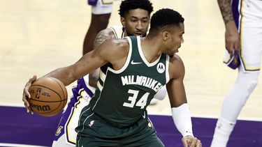 2023-10-15 16:11:33 epa10921267 Milwaukee Bucks forward Giannis Antetokounmpo (R) in action against Los Angeles Lakers forward Christian Wood during the first quarter of the pre-season game between the Milwaukee Bucks at Los Angeles Lakers at the Crypto.com Arena in Los Angeles, California, USA, 15 October 2023.  EPA/ETIENNE LAURENT SHUTTERSTOCK OUT