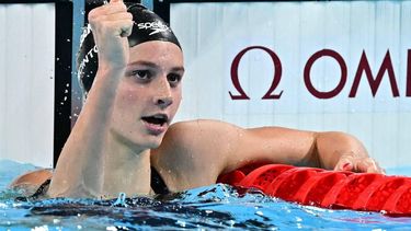 Canada's Summer Mcintosh celebrates after winning the final of the women's 200m individual medley swimming event during the Paris 2024 Olympic Games at the Paris La Defense Arena in Nanterre, west of Paris, on August 3, 2024. 
Manan VATSYAYANA / AFP