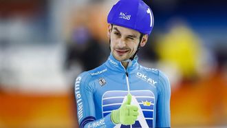 HEERENVEEN - Sjoerd den Hertog juicht na het winnen van de mass start tijdens het WK-kwalificatietoernooi schaatsen in Thialf. ANP VINCENT JANNINK