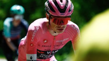 Team Visma Lease a Bike Danish rider Jonas Vingegaard wearing the overall leader's pink jersey rides during the 20th stage of the Giro d'Italia 2026 - Tour of Italy cycling race between Gemona del Friuli and Piancavallo, Italy, on May 30, 2026. 
Luca Bettini / AFP