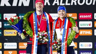 HEERENVEEN - Allround kampioenen Beau Snellink en Joy Beune op het podium tijdens de tweede dag van het Nederlandse kampioenschap allround schaatsen in Thialf. ANP VINCENT JANNINK