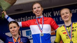 EDE - Kampioen Lorena Wiebes temidden van Charlotte Kool (tweede) (l) en Nienke Veenhoven (derde) tijdens de huldiging na het winnen tijdens de Nederlandse kampioenschappen wielrennen bij de vrouwen op de weg. ANP VINCENT JANNINK