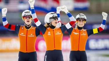 HAMAR - Antoinette Rijpma-de Jong, Joy Beune en Marijke Groenewoud  vieren de overwinning tijdens de ploegenachtervolging vrouwen op de tweede dag van het WK afstanden in het Noorse Hamar. ANP SEM VAN DER WAL