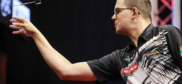 epa11619696 Gian van Veen of The Netherlands competes against his compatriot, Wessel Nijman in the quarterfinal of the 2024 PDC European Tour Hungarian Darts Trophy in Budapest, Hungary, 22 September 2024.  EPA/Robert Hegedus HUNGARY OUT