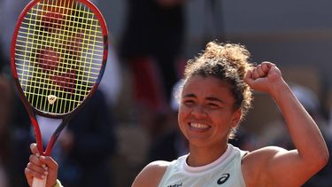 Italy's Jasmine Paolini celebrates after winning her women's singles semi final match against Russia's Mirra Andreeva on Court Philippe-Chatrier on day twelve of the French Open tennis tournament at the Roland Garros Complex in Paris on June 6, 2024. 
ALAIN JOCARD / AFP