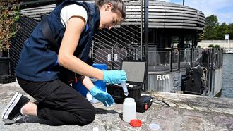 2023-08-04 13:01:38 An employee of the company Fluidion collects a sample of water from the Seine to analyse its composition ahead of the 2024 Paris Olympics, near the Pont Alexandre III in Paris, on August 4, 2023. A swimming training event supposed to occur as a test ahead of the 2024 Paris Olympics on August 4, was canceled due to the poor quality of the Seine river's water.
Bertrand GUAY / AFP