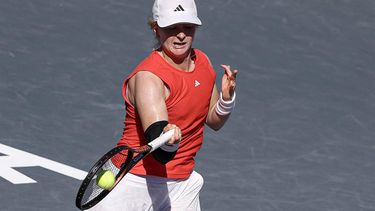epa11929037 British tennis player Francesca Jones in action against Colombian tennis player Emiliana Arango  during their round of 16 match of the Merida Akron 2025 Open in Yucatan, Mexico, 27 February 2025.  EPA/LORENZO HERNANDEZ