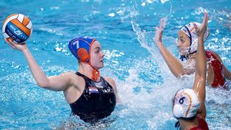 EINDHOVEN - Bente Rogge van Nederland scoort het winnende doelpunt tijdens de finale van het EK waterpolo tussen Nederland en Spanje in het Pieter van den Hoogenband Zwemstadion. ANP SANDER KONING