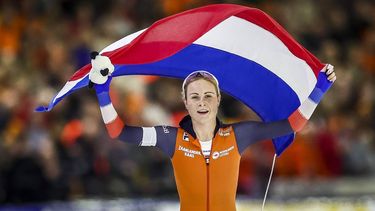 HEERENVEEN - Marijke Groenewoud juicht na het winnen van de 3000 meter vrouwen op het EK afstanden schaatsen in het Thialf stadion. ANP VINCENT JANNINK