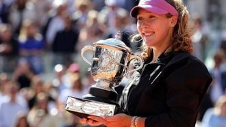 epa13020610 Mirra Andreeva of Russia celebrates with her Suzanne Lenglen trophy after winning her Women's final match against Maja Chwalinska of Poland at the French Open Grand Slam tennis tournament at Roland Garros in Paris, France, 06 June 2026.  EPA/TERESA SUAREZ