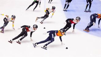 GDANSK - Teun Boer en Friso Emons tijdens de finale op de 5000 meter relay mannen op de vierde en laatste dag van de EK shorttrack. ANP IRIS VAN DEN BROEK