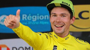 Team Bora's Slovenian rider Primoz Roglic celebrates on the podium with the overall leader's yellow jersey after winning the seventh stage of the 76th edition of the Criterium du Dauphine cycling race, 155,3km between Albertville and Samoens 1600, French Alps, on June 8, 2024. 
Thomas SAMSON / AFP