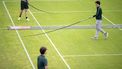 ROSMALEN - Medewerkers van het grastoernooi Rosmalen vegen de baan droog. De start van het Libema Open tennis toernooi is uitgesteld vanwege regenval. Er trekken in grote delen van het land stevige buien over. ANP SANDER KONING