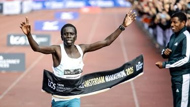 AMSTERDAM - Geofry Toroitich Kipchumba (KEN) wint de 50e editie van de marathon van Amsterdam. Rechts oud atleet Haile Gebrselassie. ANP KOEN VAN WEEL