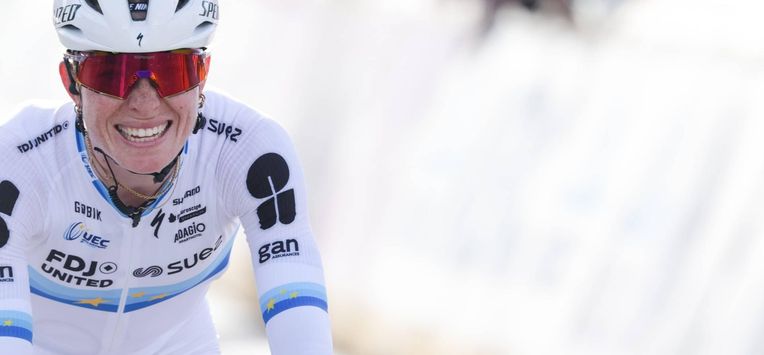 epa12870742 Dutch cyclist Demi Vollering of team FDJ United - Suez crosses the finish line to win the 164,1 kilometres Tour of Flanders one-day cycling race from Oudenaarde to Oudenaarde, in Oudenaarde, Belgium, 05 April 2026.  EPA/OLIVIER MATTHYS
