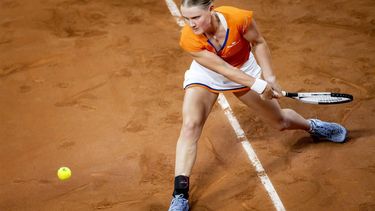 DEN HAAG - Suzan Lamens in haar partij tegen Tatjana Maria tijdens de Billie Jean King Cup tenniswedstrijd, kwalificaties groep F, van Duitsland tegen Nederland. ANP KOEN VAN WEEL