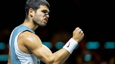 ROTTERDAM - Carlos Alcaraz (ESP) in actie tegen Botic van de Zandschulp (NED) op de tweede dag van het ABN AMRO Open tennistoernooi in Ahoy. ANP SANDER KONING