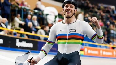 APELDOORN - Harrie Lavreysen juicht na het winnen van het onderdeel keirin tijdens de Nederlandse Kampioenschappen baanwielrennen in Omnisport Apeldoorn. ANP VINCENT JANNINK