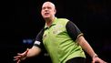 ROTTERDAM - Darter Michael van Gerwen in actie tegen Enelsman Stephen Bunting tijdens de elfde speelronde van de Premier League Darts in Ahoy Rotterdam. ANP BAS CZERWINSKI
