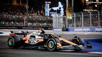 epa11619085 British driver Lando Norris of McLaren F1 Team in action during the Singapore Formula One Grand Prix at the Marina Bay Street Circuit, Singapore, 22 September 2024.  EPA/TOM WHITE