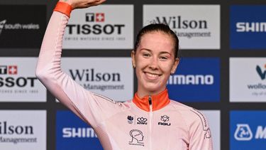 Bronze medallist Netherlands' Nienke Vinke celebrates on the podium after the junior women's road race cycling event at the UCI 2022 Road World Championship in Wollongong on September 24, 2022. 
WILLIAM WEST / AFP