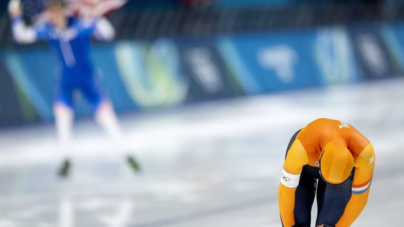 MILAAN - Jordan Stolz uit de Verenigde Staten en Joep Wennemars tijdens de 1.000 meter bij het langebaanschaatsen in het Milano Speed Skating Stadium op de Olympische Winterspelen van Milaan. ROBIN VAN LONKHUIJSEN / ANP