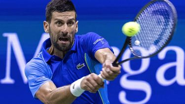 2023-08-29 06:56:45 Serbia's Novak Djokovic plays a backhand return against France's Alexandre Muller during the US Open tennis tournament men's singles first round match at the USTA Billie Jean King National Tennis Center in New York City, on August 28, 2023. 
COREY SIPKIN / AFP