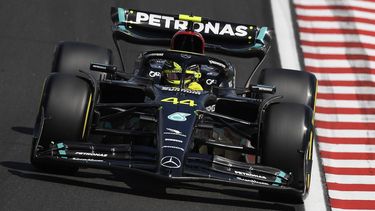 2023-07-22 11:42:41 epa10761938 Mercedes-AMG Petronas driver Lewis Hamilton of Britain steers his car during the third practice session at the Hungaroring Circuit race track in Mogyorod, near Budapest, Hungary, 22 July 2023. The 2023 Formula 1 Hungarian Grand Prix is held on 23 July.  EPA/Tamas Kovacs HUNGARY OUT