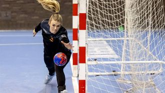 ARNHEM - Tess Lieder Wester tijdens de training van het vrouwen handbalteam voor het WK. Het WK wordt gehouden in Denemarken, Noorwegen en Zweden. ANP ROBIN VAN LONKHUIJSEN