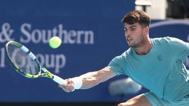epa12293010 Carlos Alcaraz of Spain in action against Damir Dzumhur of Bosnia-Herzegovina during the 2nd round of the Cincinnati Open at the Lindner Family Tennis Center in Mason, Ohio, USA, 10 August 2025.  EPA/MARK LYONS