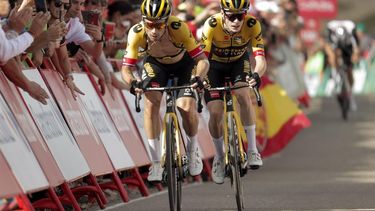 2023-08-31 10:57:01 epa10831169 Slovenian rider Primoz Roglic (L) and Danish rider Jonas Vingegaard (R), both of Jumbo-Visma team cross the finish line of the sixth stage of the Vuelta a Espana, a 181.3km cycling race from La Vall d'Uixo to Observatorio Astrofisico de Javalambre, Spain, 31 August 2023.  EPA/Manuel Bruque