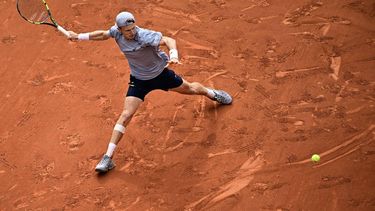 Netherlands' Jesper de Jong plays a forehand return to Germany's Alexander Zverev during their men's singles match on day 8 of the French Open tennis tournament on Court Philippe-Chatrier at the Roland-Garros Complex in Paris on May 31, 2026. 
JULIEN DE ROSA / AFP