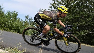 Team Visma | Lease a Bike's Belgian rider Victor Campenaerts cycles in the descent of the Col de la Croisette during the 15th stage of the 113th edition of the Tour de France cycling race, 183,9 km between Champagnole and Plateau de Solaison in the Jura mountains, on July 19, 2026. 
Anne-Christine POUJOULAT / AFP