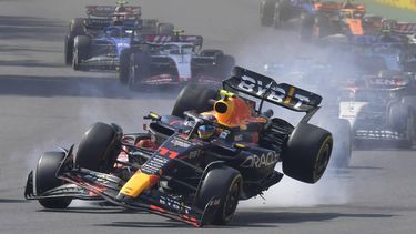 2023-10-29 21:03:09 Red Bull Racing's Mexican driver Sergio Perez (R) crashes with Ferrari's Monegasque driver Charles Leclerc  at the start of the Formula One Mexico Grand Prix at the Hermanos Rodriguez racetrack in Mexico City on October 29, 2023. 
CLAUDIO CRUZ / AFP