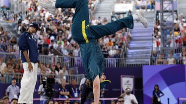 Australia's Rachael Gunn (R), known as Raygun competes against France's Sya Dembele, known as Syssy in the Women's Breaking dance Round robin of the Paris 2024 Olympic Games at La Concorde in Paris, on August 9, 2024. 
Odd ANDERSEN / AFP