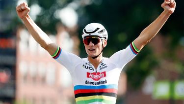 2023-08-20 17:55:45 ETTEN-LEUR - Wereldkampioen Mathieu van der Poel tijdens de Profwielerronde Etten-Leur. Van der Poel showt voor het eerst zijn regenboogtrui die hij veroverde tijdens het WK wielrennen in Glasgow. ANP BAS CZERWINSKI