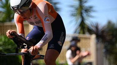 epa10191163 Ellen van Dijk of the Netherlands is on her way to win the women's Elite Time Trial during the UCI Road Cycling World Championships in Wollongong, New South Wales, Australia, 18 September 2022.  EPA/DEAN LEWINS  AUSTRALIA AND NEW ZEALAND OUT